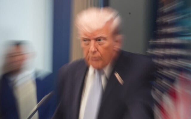 נשיא ארצות הברית דונלד טראמפ בתדריך עיתונאים בבית הלבן, 6 באפריל 2026 (צילום: AP Photo/Alex Brandon) נשיא ארצות הברית דונלד טראמפ בתדריך עיתונאים בבית הלבן, 6 באפריל 2026 (צילום: AP Photo/Alex Brandon)