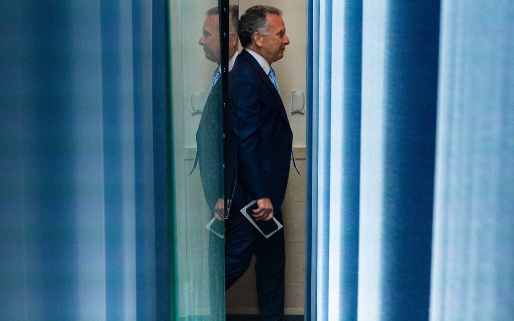 השליח המיוחד סטיב ויטקוף יוצא לאחר ששוחח עם כתבים בחדר התדרוכים בבית הלבן, 6 באפריל 2026 (צילום: AP Photo/Alex Brandon)