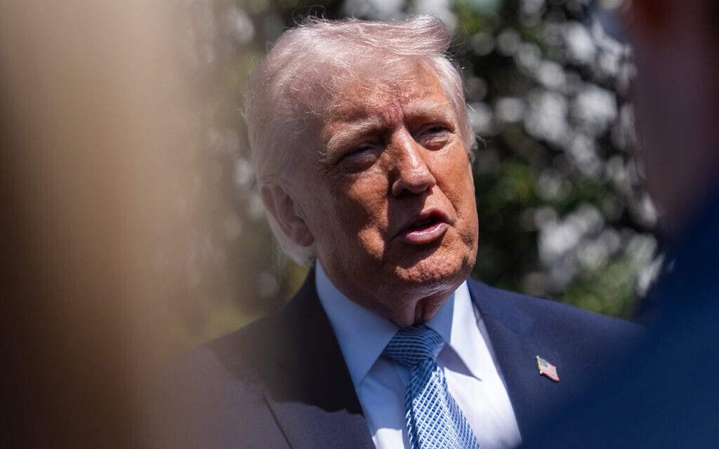 נשיא ארצות הברית דונלד טראמפ משוחח עם נציגי התקשורת במדשאה הדרומית של הבית הלבן, 6 באפריל 2026 (צילום: AP Photo/Julia Demaree Nikhinson) נשיא ארצות הברית דונלד טראמפ משוחח עם נציגי התקשורת במדשאה הדרומית של הבית הלבן, 6 באפריל 2026 (צילום: AP Photo/Julia Demaree Nikhinson)