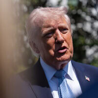 נשיא ארצות הברית דונלד טראמפ משוחח עם נציגי התקשורת במדשאה הדרומית של הבית הלבן, 6 באפריל 2026 (צילום: AP Photo/Julia Demaree Nikhinson) נשיא ארצות הברית דונלד טראמפ משוחח עם נציגי התקשורת במדשאה הדרומית של הבית הלבן, 6 באפריל 2026 (צילום: AP Photo/Julia Demaree Nikhinson)