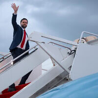 סגן נשיא ארה"ב ג'יי.די ואנס עולה למטוס אייר פורס 2 בדרכו לבודפשט, 6 באפריל 2026 (צילום: Jonathan Ernst/Pool via AP) סגן נשיא ארה"ב ג'יי.די ואנס עולה למטוס אייר פורס 2 בדרכו לבודפשט, 6 באפריל 2026 (צילום: Jonathan Ernst/Pool via AP)