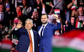 ראש ממשלת הונגריה ויקטור אורבן וסגן נשיא ארה"ב ג'יי די ואנס בעצרת בחירות בבודפשט, הונגריה, 7 באפריל 2026 (צילום: AP Photo/Denes Erdos) ראש ממשלת הונגריה ויקטור אורבן וסגן נשיא ארה"ב ג'יי די ואנס בעצרת בחירות בבודפשט, הונגריה, 7 באפריל 2026 (צילום: AP Photo/Denes Erdos)