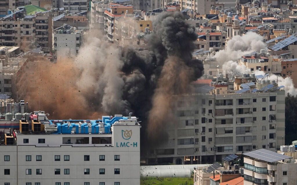 עשן מיתמר לאחר כמה תקיפות אוויריות ישראליות בביירות, לבנון, 8 באפריל 2026 (צילום: AP Photo/Hassan Ammar) עשן מיתמר לאחר כמה תקיפות אוויריות ישראליות בביירות, לבנון, 8 באפריל 2026 (צילום: AP Photo/Hassan Ammar)