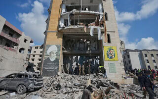 מחלצים וחיילים לבנונים מתאספים במתחם דתי הרוס שנפגע בתקיפה אווירית ישראלית בעיר הנמל הדרומית צידון, לבנון, 8 באפריל 2026 (צילום: AP Photo/Mohammed Zaatari) מחלצים וחיילים לבנונים מתאספים במתחם דתי הרוס שנפגע בתקיפה אווירית ישראלית בעיר הנמל הדרומית צידון, לבנון, 8 באפריל 2026 (צילום: AP Photo/Mohammed Zaatari)