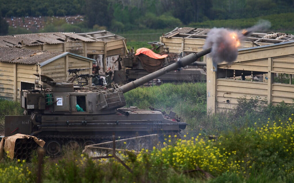 כוח של צה"ל בצפון הארץ יורה לעבר לבנון, 9 באפריל 2026 (צילום: AP Photo/Ariel Schalit)