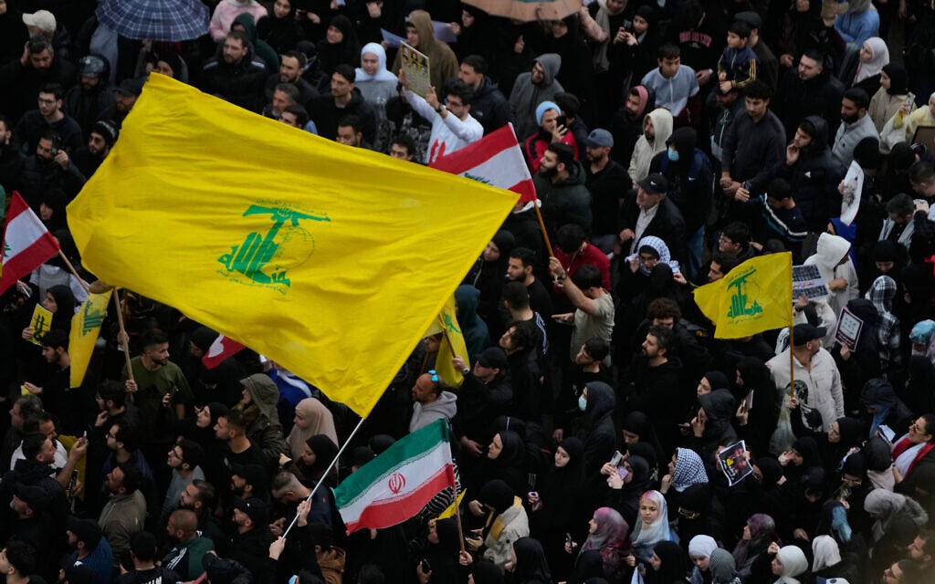 מפגינים מניפים את דגלי חזבאללה ואיראן במהלך הפגנה נגד ממשלת לבנון מול ארמון הממשלה בביירות, לבנון, 10 באפריל 2026 (צילום: AP Photo/Hussein Malla) מפגינים מניפים את דגלי חזבאללה ואיראן במהלך הפגנה נגד ממשלת לבנון מול ארמון הממשלה בביירות, לבנון, 10 באפריל 2026 (צילום: AP Photo/Hussein Malla)