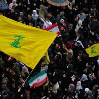 מפגינים מניפים את דגלי חזבאללה ואיראן במהלך הפגנה נגד ממשלת לבנון מול ארמון הממשלה בביירות, לבנון, 10 באפריל 2026