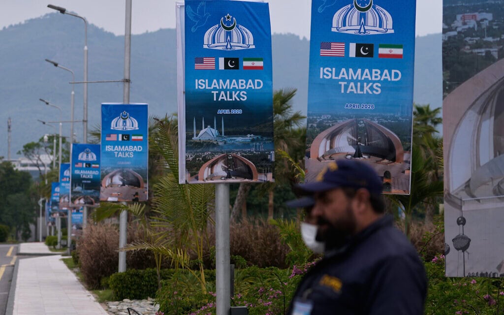 שלטי חוצות בנושא המו"מ בין ארה"ב לאיראן מוצגים באיסלמבאד, פקיסטן, 11 באפריל 2026 (צילום: AP Photo/Anjum Naveed) שלטי חוצות בנושא המו"מ בין ארה"ב לאיראן מוצגים באיסלמבאד, פקיסטן, 11 באפריל 2026 (צילום: AP Photo/Anjum Naveed)