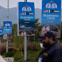 שלטי חוצות בנושא המו"מ בין ארה"ב לאיראן מוצגים באיסלמבאד, פקיסטן, 11 באפריל 2026