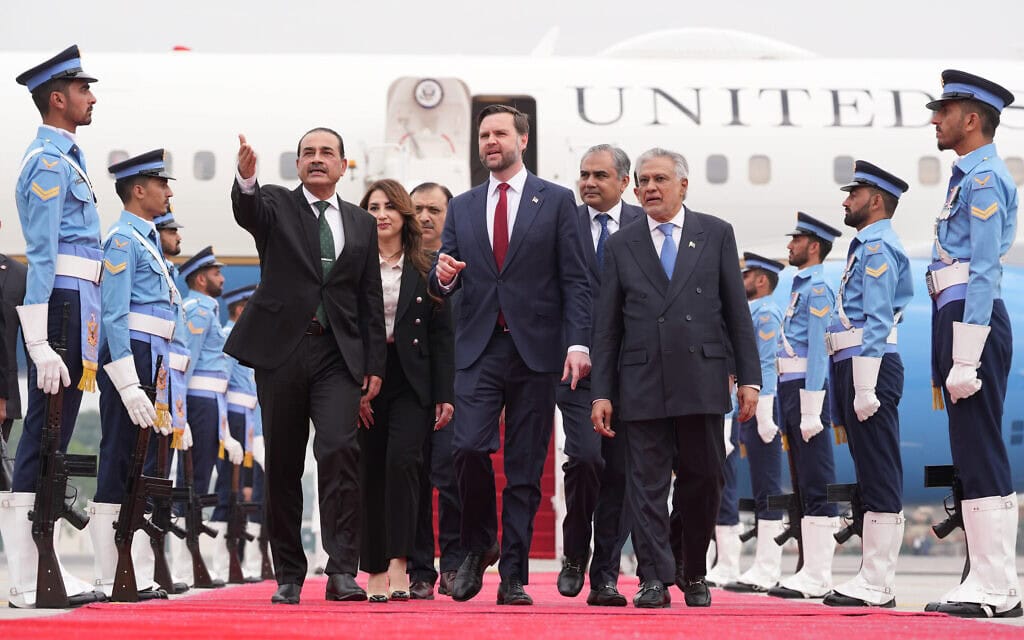 סגן נשיא ארצות הברית ג'יי די ואנס, במרכז, הולך לצד ראש המטות המשולבים של פקיסטן וראש הצבא, פילדמרשל עאסים מוניר, משמאל, וסגן ראש הממשלה ושר החוץ של פקיסטן מוחמד אישאק דאר, לאחר הגעתו לשיחות עם גורמים איראנים באסלאמאבאד, פקיסטן. 11 באפריל 2026 (צילום: AP Photo/Jacquelyn Martin, Pool) סגן נשיא ארצות הברית ג'יי די ואנס, במרכז, הולך לצד ראש המטות המשולבים של פקיסטן וראש הצבא, פילדמרשל עאסים מוניר, משמאל, וסגן ראש הממשלה ושר החוץ של פקיסטן מוחמד אישאק דאר, לאחר הגעתו לשיחות עם גורמים איראנים באסלאמאבאד, פקיסטן. 11 באפריל 2026 (צילום: AP Photo/Jacquelyn Martin, Pool)