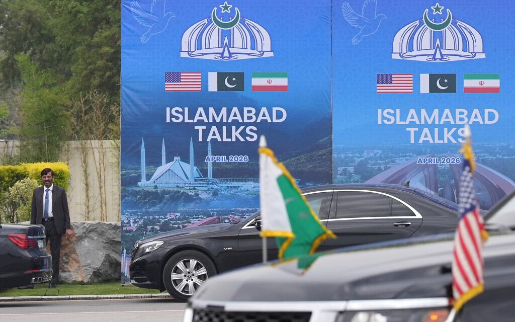 גורם פקיסטני נראה במהלך הגעתו של סגן נשיא ארצות הברית ג'יי די ואנס לשיחות עם גורמים איראנים באסלאמאבאד, פקיסטן, 11 באפריל 2026 (צילום: AP Photo/Jacquelyn Martin) גורם פקיסטני נראה במהלך הגעתו של סגן נשיא ארצות הברית ג'יי די ואנס לשיחות עם גורמים איראנים באסלאמאבאד, פקיסטן, 11 באפריל 2026 (צילום: AP Photo/Jacquelyn Martin)