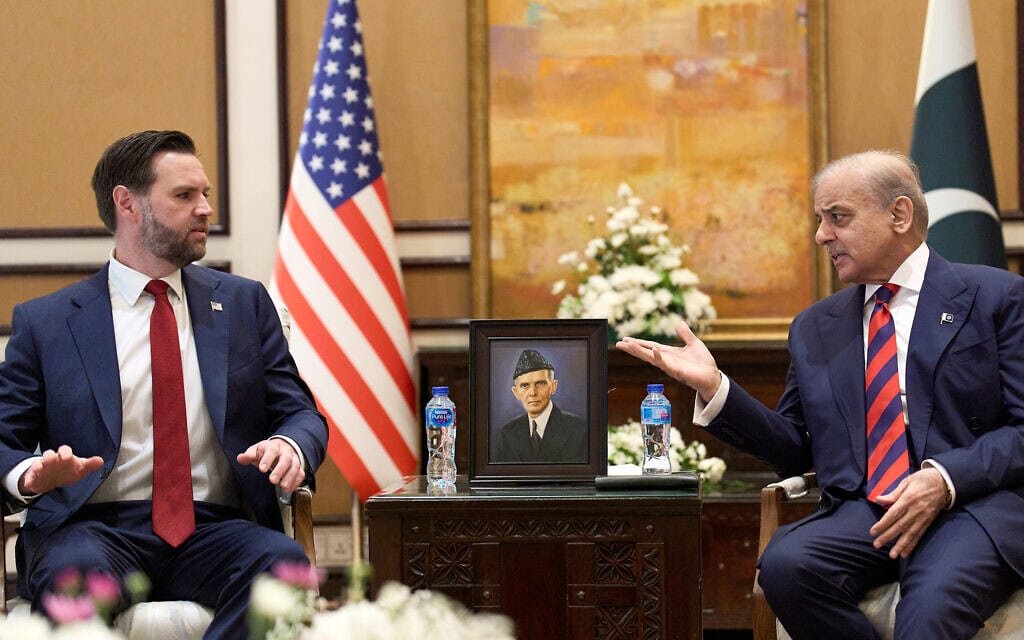 סגן נשיא ארצות הברית ג'יי די ואנס נפגש עם ראש ממשלת פקיסטן שהבאז שריף, במסגרת השיחות עם איראן. 11 באפריל 2026 (צילום: AP Photo/Jacquelyn Martin, Pool)