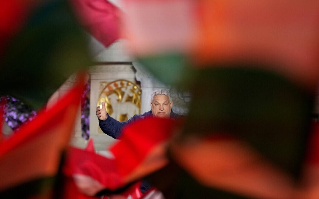 ראש ממשלת הונגריה לשעבר ויקטור אורבן נושא דברים בפני תומכיו בבודפשט, הונגריה, 11 באפריל 2026 (צילום: AP Photo/Petr David Josek) ראש ממשלת הונגריה לשעבר ויקטור אורבן נושא דברים בפני תומכיו בבודפשט, הונגריה, 11 באפריל 2026 (צילום: AP Photo/Petr David Josek)