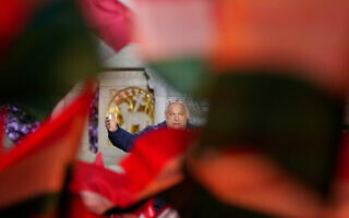 ראש ממשלת הונגריה לשעבר ויקטור אורבן נושא דברים בפני תומכיו בבודפשט, הונגריה, 11 באפריל 2026 (צילום: AP Photo/Petr David Josek) ראש ממשלת הונגריה לשעבר ויקטור אורבן נושא דברים בפני תומכיו בבודפשט, הונגריה, 11 באפריל 2026 (צילום: AP Photo/Petr David Josek)