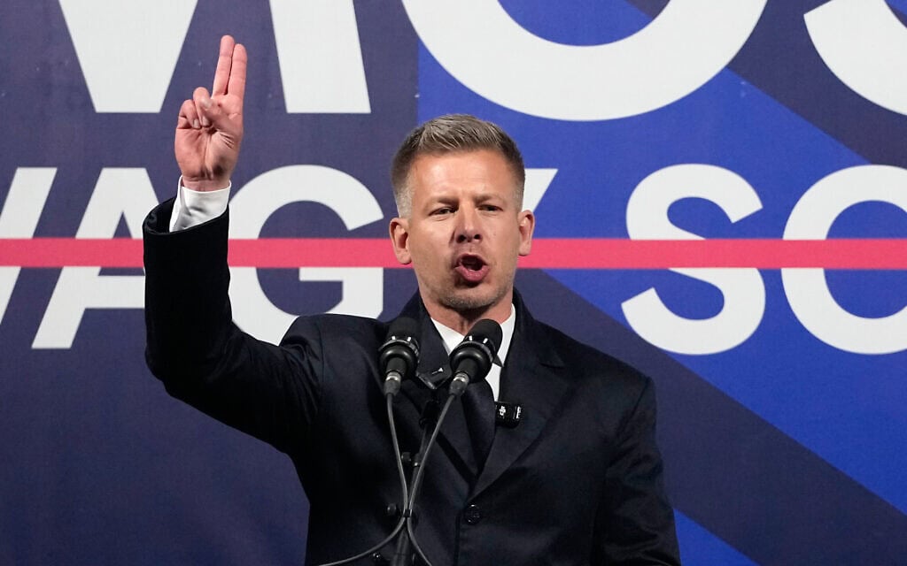 המועמד לראשות הממשלה פטר מגיאר בעצרת בחירות בדברצן, הונגריה, 11 באפריל 2026 (צילום: AP Photo/Darko Bandic)