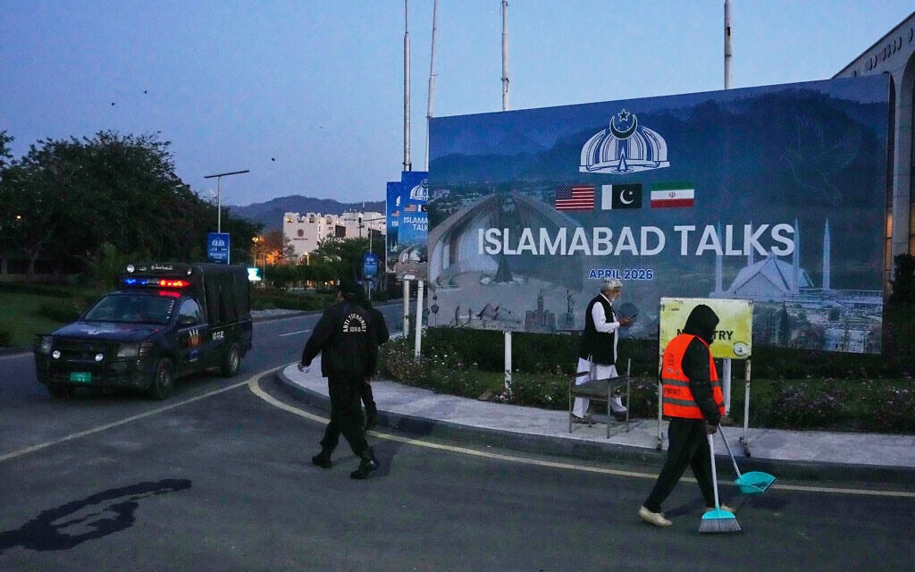 שלט חוצות על שיחות ארה"ב-איראן מחוץ למרכז תקשורת שהוקם לסיקור הפגישה הרשמית בין ארה"ב לאיראן, באסלמאבאד, פקיסטן, 12 באפריל 2026 (צילום: AP Photo/Jacquelyn Martin, Pool) שלט חוצות על שיחות ארה"ב-איראן מחוץ למרכז תקשורת שהוקם לסיקור הפגישה הרשמית בין ארה"ב לאיראן, באסלמאבאד, פקיסטן, 12 באפריל 2026 (צילום: AP Photo/Jacquelyn Martin, Pool)