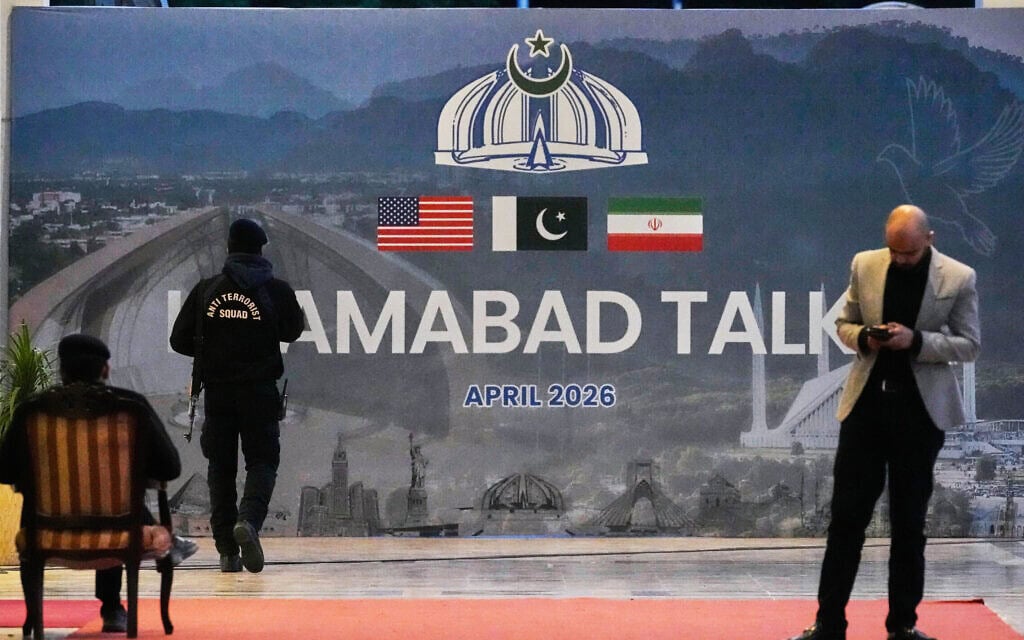 שלט חוצות על שיחות ארה"ב-איראן מחוץ למרכז תקשורת שהוקם לסיקור הפגישה הרשמית בין ארה"ב לאיראן, באסלמאבאד, פקיסטן, 12 באפריל 2026 (צילום: (AP Photo/Anjum Naveed) שלט חוצות על שיחות ארה"ב-איראן מחוץ למרכז תקשורת שהוקם לסיקור הפגישה הרשמית בין ארה"ב לאיראן, באסלמאבאד, פקיסטן, 12 באפריל 2026 (צילום: (AP Photo/Anjum Naveed)