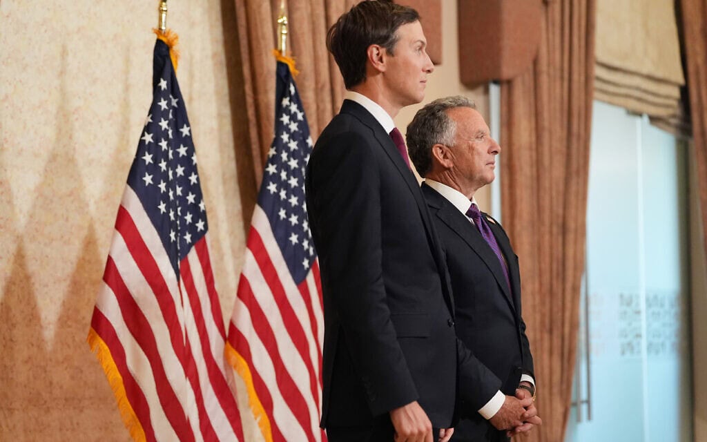 סטיב ויטקוף וג'ארד קושנר מאזינים לג'יי די ואנס, 12 באפריל 2026, באסלמאבאד, פקיסטן (צילום: AP Photo/Jacquelyn Martin, Pool)