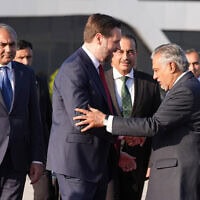 ג'יי.די. ואנס לוחץ יד לסגן ראש ממשלת פקיסטן ושר החוץ מוחמד אישאק דאר לפני שעלה למטוס לאחר שהשתתף בשיחות על איראן באסלמאבאד, פקיסטן, יום ראשון, 12 באפריל 2026 (צילום: AP Photo/Jacquelyn Martin, Pool) ג'יי.די. ואנס לוחץ יד לסגן ראש ממשלת פקיסטן ושר החוץ מוחמד אישאק דאר לפני שעלה למטוס לאחר שהשתתף בשיחות על איראן באסלמאבאד, פקיסטן, יום ראשון, 12 באפריל 2026 (צילום: AP Photo/Jacquelyn Martin, Pool)