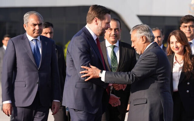 ג'יי.די. ואנס לוחץ יד לסגן ראש ממשלת פקיסטן ושר החוץ מוחמד אישאק דאר לפני שעלה למטוס לאחר שהשתתף בשיחות על איראן באסלמאבאד, פקיסטן, יום ראשון, 12 באפריל 2026 (צילום: AP Photo/Jacquelyn Martin, Pool) ג'יי.די. ואנס לוחץ יד לסגן ראש ממשלת פקיסטן ושר החוץ מוחמד אישאק דאר לפני שעלה למטוס לאחר שהשתתף בשיחות על איראן באסלמאבאד, פקיסטן, יום ראשון, 12 באפריל 2026 (צילום: AP Photo/Jacquelyn Martin, Pool)