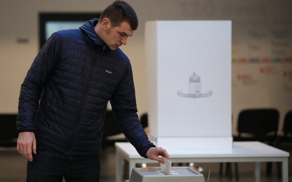 אזרח הונגרי משלשל את פתק ההצבעה שלו בקלפי בבודפשט, הונגריה, 12 באפריל 2026 (צילום: AP Photo/Petr David Josek) אזרח הונגרי משלשל את פתק ההצבעה שלו בקלפי בבודפשט, הונגריה, 12 באפריל 2026 (צילום: AP Photo/Petr David Josek)