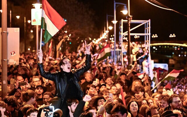 גבר חוגג ברחובות בודפשט לאחר שפורסמו תוצאות חלקיות של הבחירות לפרלמנט ההונגרי, 12 באפריל 2026 (צילום: AP Photo/Denes Erdos) גבר חוגג ברחובות בודפשט לאחר שפורסמו תוצאות חלקיות של הבחירות לפרלמנט ההונגרי, 12 באפריל 2026 (צילום: AP Photo/Denes Erdos)