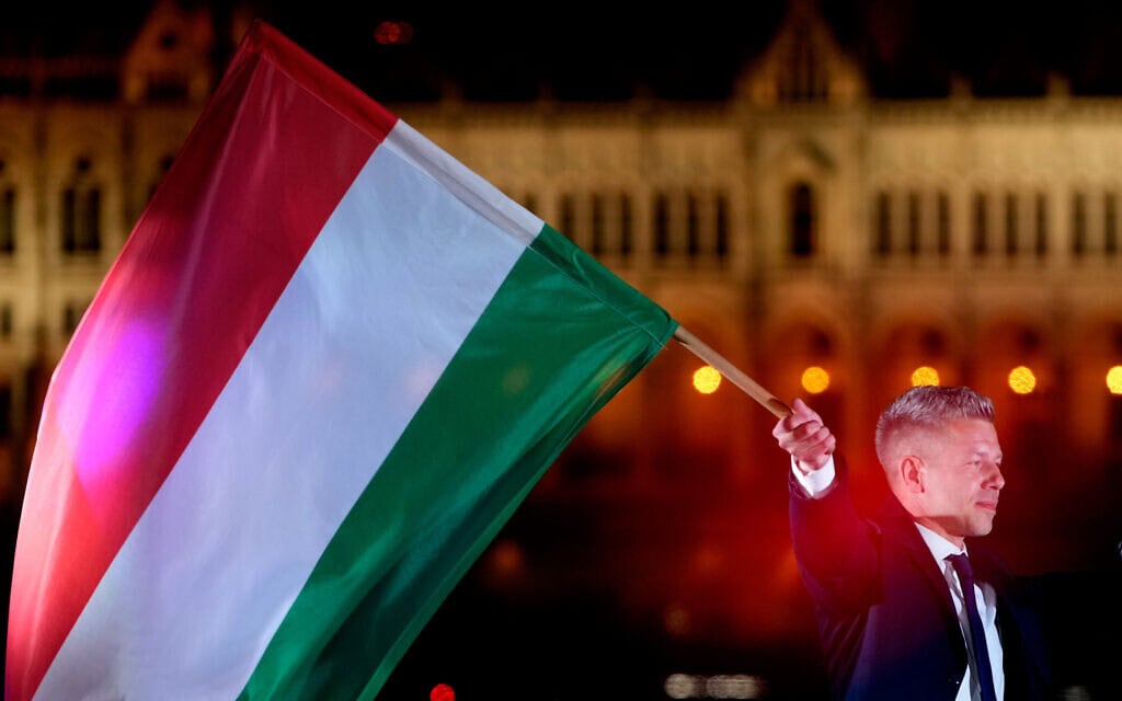 פטר מדיאר מנופף בדגל הונגריה אחרי שניצח בבחירות לפרלמנט, 12 באפריל 2026 (צילום: AP Photo/Darko Bandic) פטר מדיאר מנופף בדגל הונגריה אחרי שניצח בבחירות לפרלמנט, 12 באפריל 2026 (צילום: AP Photo/Darko Bandic)