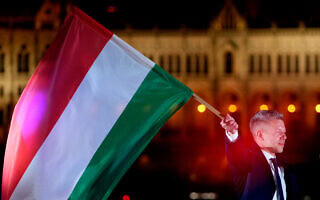 פטר מדיאר מנופף בדגל הונגריה אחרי שניצח בבחירות לפרלמנט, 12 באפריל 2026 (צילום: AP Photo/Darko Bandic) פטר מדיאר מנופף בדגל הונגריה אחרי שניצח בבחירות לפרלמנט, 12 באפריל 2026 (צילום: AP Photo/Darko Bandic)