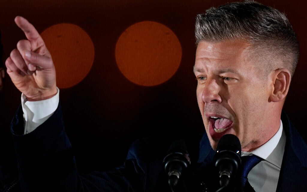 פטר מדיאר, מנהיג מפלגת האופוזיציה טיסה, נושא דברים לאחר שהכריז על ניצחון בבחירות לפרלמנט בבודפשט, הונגריה, 12 באפריל 2026 (צילום: AP Photo/Darko Bandic)