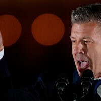 פטר מדיאר, מנהיג מפלגת האופוזיציה טיסה, נושא דברים לאחר שהכריז על ניצחון בבחירות לפרלמנט בבודפשט, הונגריה, 12 באפריל 2026 (צילום: AP Photo/Darko Bandic) פטר מדיאר, מנהיג מפלגת האופוזיציה טיסה, נושא דברים לאחר שהכריז על ניצחון בבחירות לפרלמנט בבודפשט, הונגריה, 12 באפריל 2026 (צילום: AP Photo/Darko Bandic)