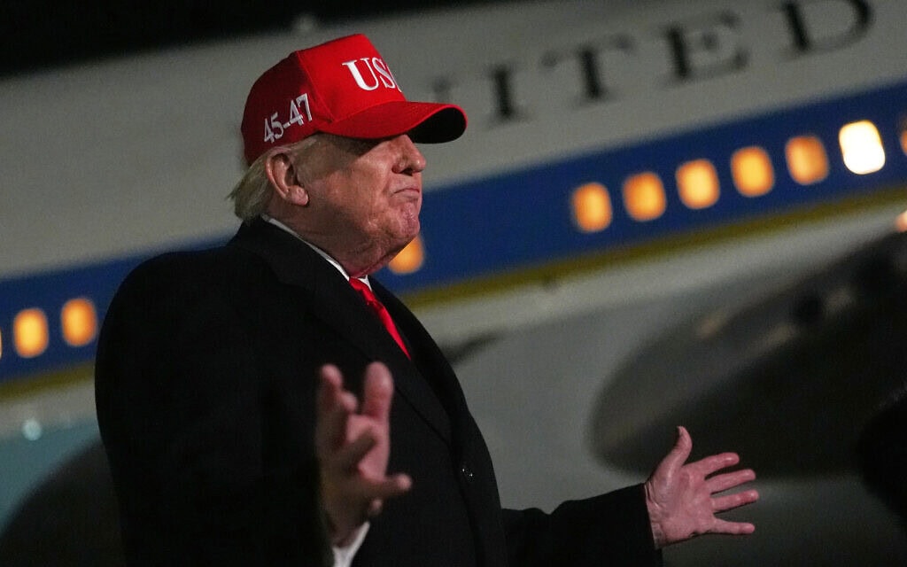 נשיא ארצות הברית דונלד טראמפ משוחח עם עיתונאים בבסיס אנדרוז, מרילנד. 12 באפריל 2026 (צילום: AP Photo/Julia Demaree Nikhinson) נשיא ארצות הברית דונלד טראמפ משוחח עם עיתונאים בבסיס אנדרוז, מרילנד. 12 באפריל 2026 (צילום: AP Photo/Julia Demaree Nikhinson)