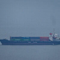 אוניית מטען שטה במפרץ הפרסי לעבר נמל דובאי, כפי שנצפתה מעג'מאן, איחוד האמירויות, 14 באפריל 2026 (צילום: AP Photo) אוניית מטען שטה במפרץ הפרסי לעבר נמל דובאי, כפי שנצפתה מעג'מאן, איחוד האמירויות, 14 באפריל 2026 (צילום: AP Photo)