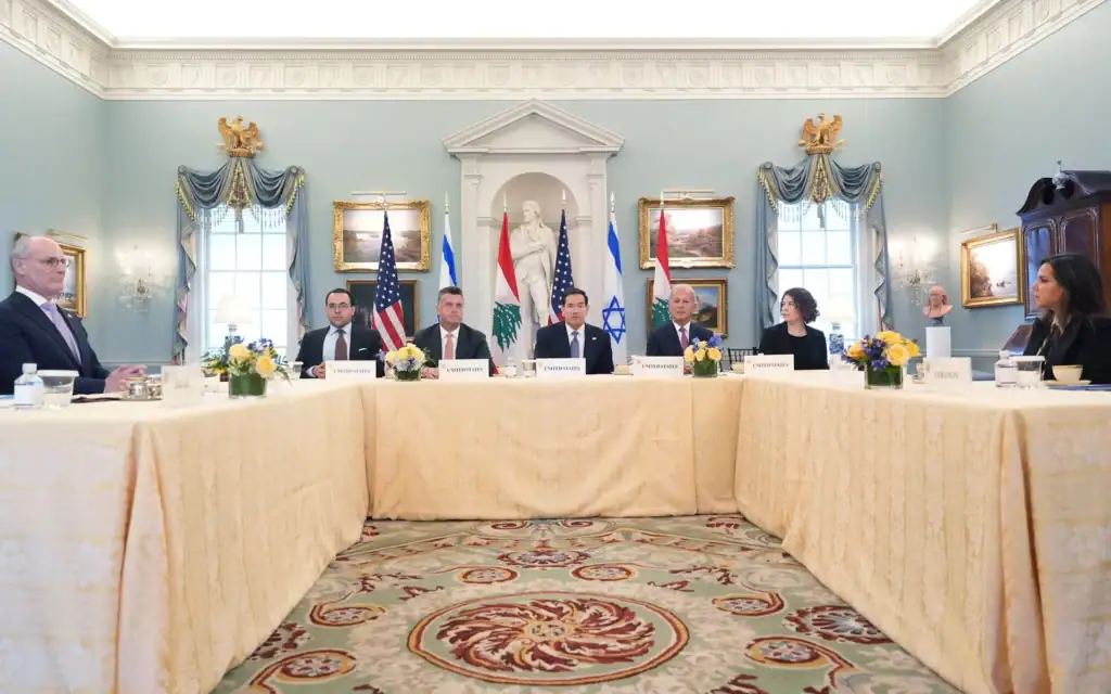 שר החוץ האמריקאי מרקו רוביו (במרכז) נפגש עם שגריר ישראל בארה"ב יחיאל לייטר (משמאל) ושגרירת לבנון בארה"ב נדא חמאדה מואוואד (מימין), במחלקת המדינה בוושינגטון, 14 באפריל 2026 (צילום: AP Photo/Jacquelyn Martin)