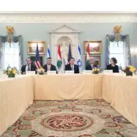 שר החוץ האמריקאי מרקו רוביו (במרכז) נפגש עם שגריר ישראל בארה"ב יחיאל לייטר (משמאל) ושגרירת לבנון בארה"ב נדא חמאדה מואוואד (מימין), במחלקת המדינה בוושינגטון, 14 באפריל 2026