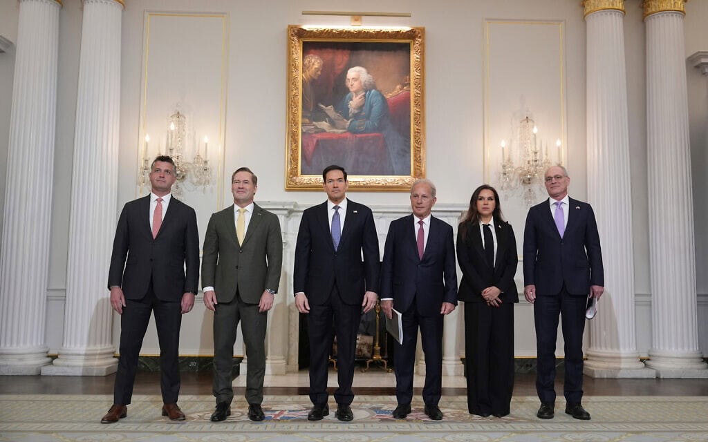 משמאל: מייקל נידהאם, יועץ למחלקת המדינה של ארה"ב; שגריר ארה"ב באו"ם מייקל וולץ; שר החוץ האמריקאי מרקו רוביו; שגריר ארה"ב בלבנון מישל עיסא; שגרירת לבנון בארה"ב נאדה חמאדה מועוואד; ושגריר ישראל בארה"ב יחיאל לייטר מצטלמים לפני השיחות בין ישראל ולבנון בוושינגטון 14 באפריל 2026 (צילום: AP Photo/Jacquelyn Martin)