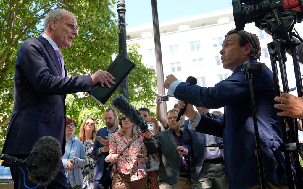 שגריר ישראל בארצות הברית יחיאל לייטר משוחח עם עיתונאים בוושינגטון לאחר שנועד במשרד החוץ עם שגרירת לבנון בארצות הברית, 14 באפריל 2026 (צילום: AP Photo/Pablo Martinez Monsivais) שגריר ישראל בארצות הברית יחיאל לייטר משוחח עם עיתונאים בוושינגטון לאחר שנועד במשרד החוץ עם שגרירת לבנון בארצות הברית, 14 באפריל 2026 (צילום: AP Photo/Pablo Martinez Monsivais)