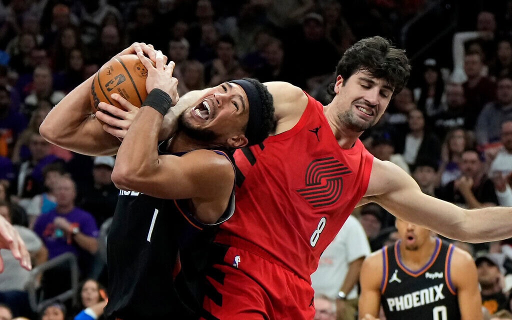 דני אבדייה עם שחקן פנקיס דווין בוקר במשחק אן-בי-איין בפניקס, 14 באפריל 2026 (צילום: AP Photo/Ross D. Franklin)