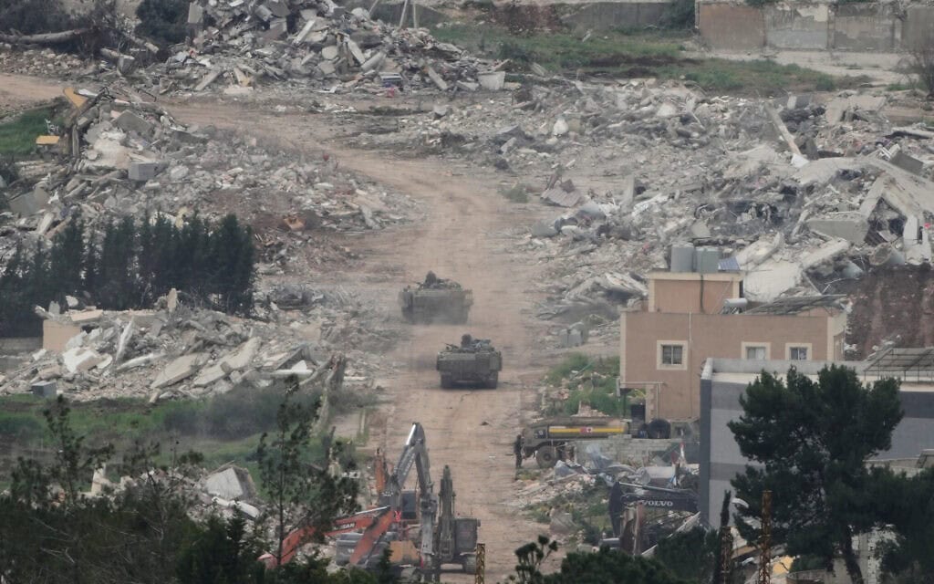 כלי רכב של צה"ל פועלים בדרום לבנון, כפי שהדבר נראה משטח ישראל, 15 באפריל 2026 (צילום: AP Photo/Ariel Schalit)