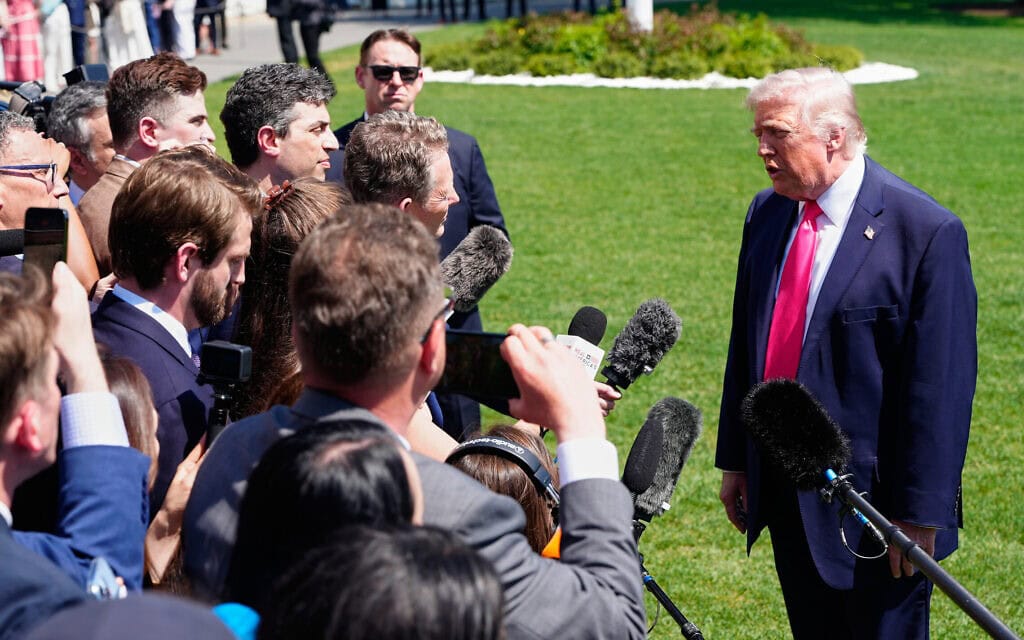 נשיא ארצות הברית דונלד טראמפ משוחח עם עיתונאים במדשאה הדרומית של הבית הלבן, 16 באפריל 2026 (צילום: AP Photo/Jen Golbeck)