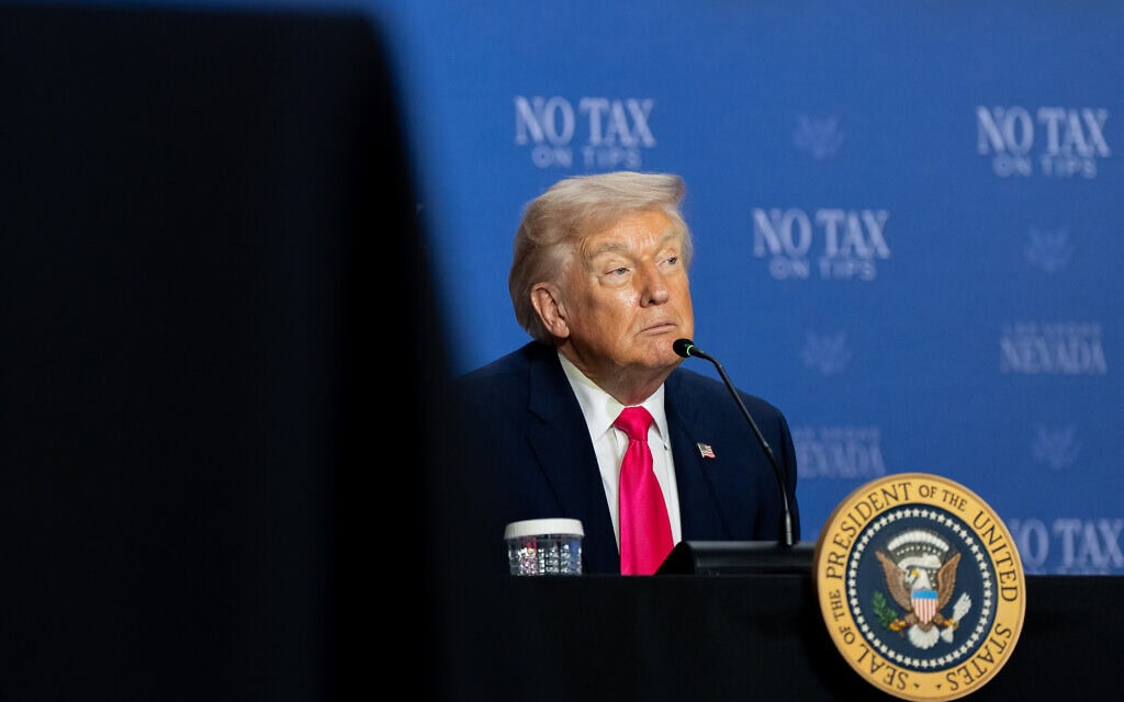 נשיא ארצות הברית דונלד טראמפ בשולחן עגול בנושא ביטול המס על טיפים בלאס וגאס, 16 באפריל 2026 (צילום: AP Photo/Alex Brandon)