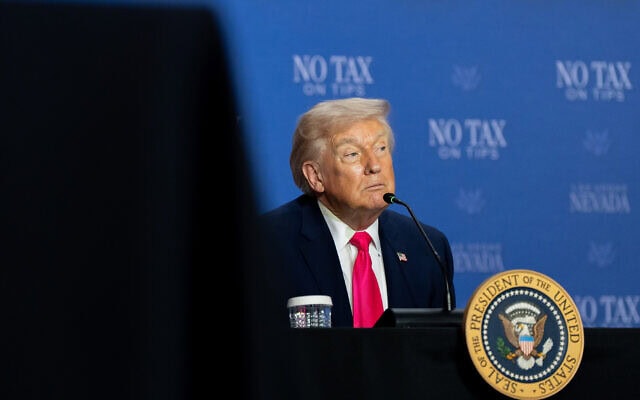 נשיא ארצות הברית דונלד טראמפ בשולחן עגול בנושא ביטול המס על טיפים בלאס וגאס, 16 באפריל 2026 (צילום: AP Photo/Alex Brandon) נשיא ארצות הברית דונלד טראמפ בשולחן עגול בנושא ביטול המס על טיפים בלאס וגאס, 16 באפריל 2026 (צילום: AP Photo/Alex Brandon)