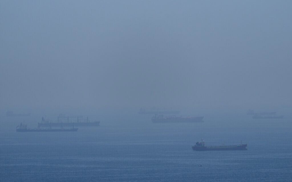 מכליות במצר הורמוז, 18 באפריל 2026 (צילום: AP)