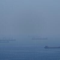 מכליות במצר הורמוז, 18 באפריל 2026 (צילום: AP) מכליות במצר הורמוז, 18 באפריל 2026 (צילום: AP)