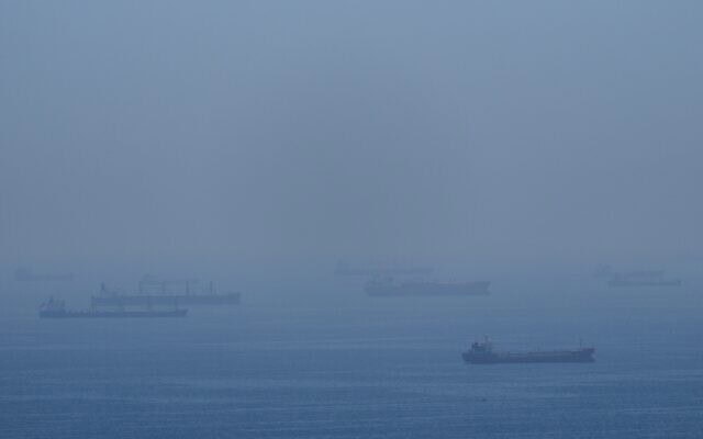 מכליות במצר הורמוז, 18 באפריל 2026 (צילום: AP) מכליות במצר הורמוז, 18 באפריל 2026 (צילום: AP)