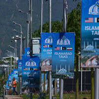 שלטים שנתלו בבירת פקיסטן אסלאמאבאד לקראת השיחות בין ארצות הברית לאיראן, 20 באפריל 2026 (צילום: AP Photo/Anjum Naveed) שלטים שנתלו בבירת פקיסטן אסלאמאבאד לקראת השיחות בין ארצות הברית לאיראן, 20 באפריל 2026 (צילום: AP Photo/Anjum Naveed)