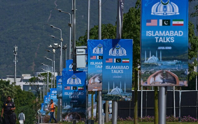 שלטים שנתלו בבירת פקיסטן אסלאמאבאד לקראת השיחות בין ארצות הברית לאיראן, 20 באפריל 2026 (צילום: AP Photo/Anjum Naveed) שלטים שנתלו בבירת פקיסטן אסלאמאבאד לקראת השיחות בין ארצות הברית לאיראן, 20 באפריל 2026 (צילום: AP Photo/Anjum Naveed)