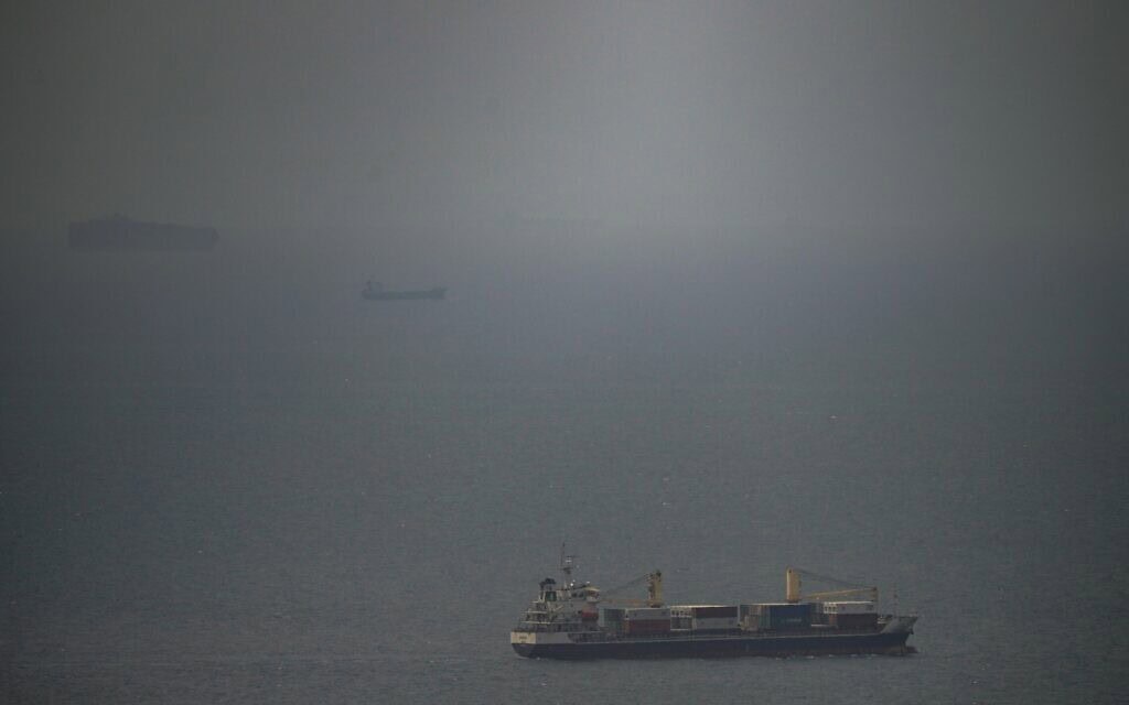 ספינת מטען שטה לעבר מצר הורמוז במפרץ הפרסי. 22 באפריל 2026 (צילום: AP Photo)