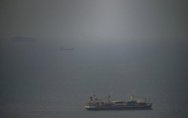 ספינת מטען שטה לעבר מצר הורמוז במפרץ הפרסי. 22 באפריל 2026 (צילום: AP Photo) ספינת מטען שטה לעבר מצר הורמוז במפרץ הפרסי. 22 באפריל 2026 (צילום: AP Photo)