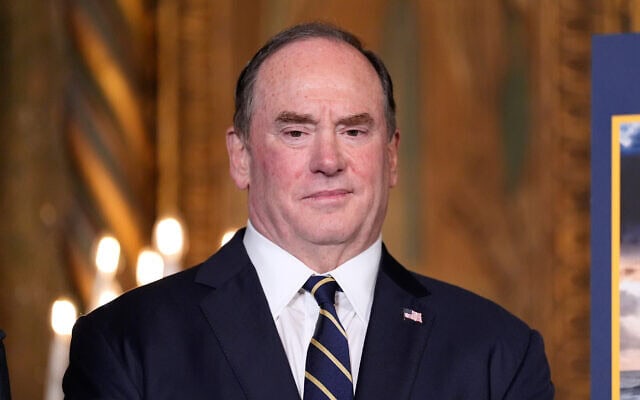 ג'ון פלן במועדון מאר־א־לאגו בפאלם ביץ' שבפלורידה, 22 בדצמבר 2025 (צילום: AP Photo/Alex Brandon) ג'ון פלן במועדון מאר־א־לאגו בפאלם ביץ' שבפלורידה, 22 בדצמבר 2025 (צילום: AP Photo/Alex Brandon)