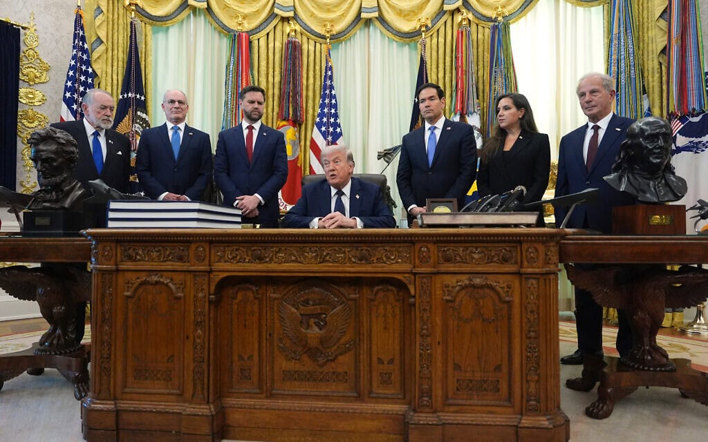 נשיא ארצות הברית דונלד טראמפ עם המשלחת של ישראל והמשלחת של לבנון בשיחות, בחדר הסגלגל בבית הלבן בוושינגטון, 23 באפריל 2026 (צילום: AP Photo/Mark Schiefelbein)